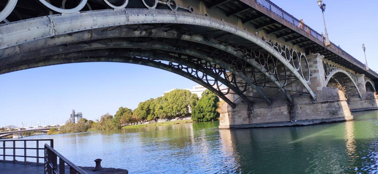 Apartamento Con Vistas Al Rio Guadalquivir En Triana, Sevilla Luaran gambar